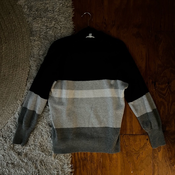 Time and Tru Sweaters - Time and Tru Women’s  Black and Gray Crewneck Sweater